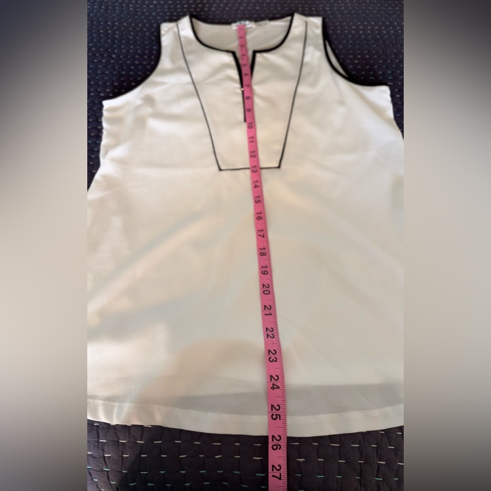 ⚪ Calvin Klein White Split-Neck Sleeveless Blouse w/Black Trim & Gold Bar – Sz M - Picture 7 of 7
